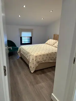 Cama o camas de una habitación en IRUÑA vivienda turistica
