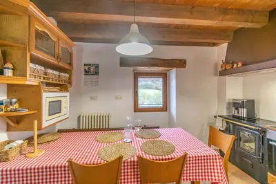 Una cocina o zona de cocina en Amplia casa rural ideal para familias y grupos
