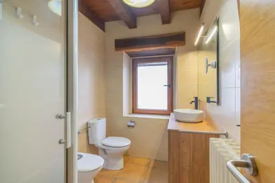 Un baño de Amplia casa rural ideal para familias y grupos