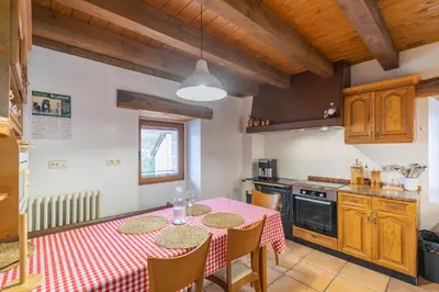 Una cocina o zona de cocina en Amplia casa rural ideal para familias y grupos