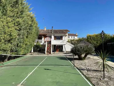 Instalaciones para jugar a tenis o squash en Maravillosa casa con piscina en un pueblo único, Artajona - Navarra o alrededores