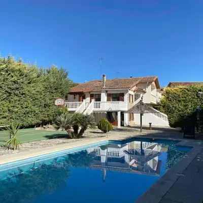 Maravillosa casa con piscina en un pueblo único