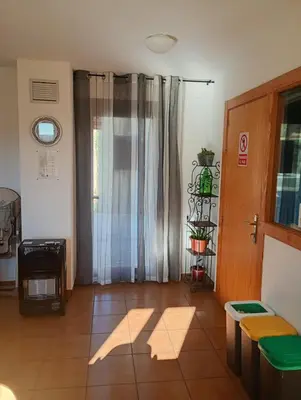Una televisión o centro de entretenimiento en Albergue Sierra De Leyre