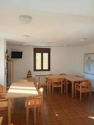 Una televisión o centro de entretenimiento en Albergue Sierra De Leyre