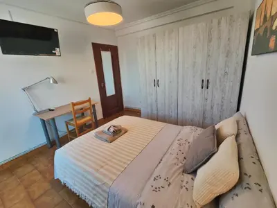 Cama o camas de una habitación en Piso tranquilo para tres trabajadores