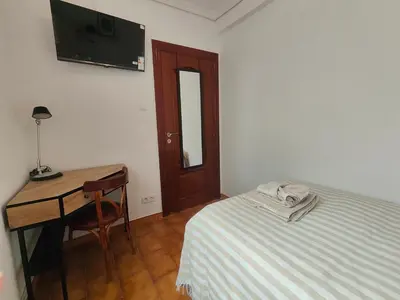 Cama o camas de una habitación en Piso tranquilo para tres trabajadores