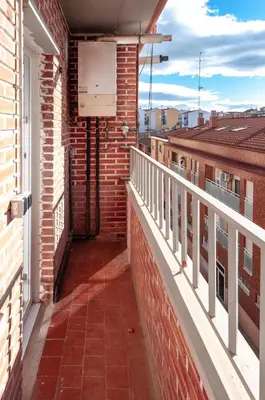 Un balcón o terraza de Piso tranquilo para tres trabajadores