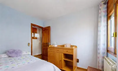 Cama o camas de una habitación en Casa Dalia grande y luminosa con terraza y garaje en pueblo tranquilo