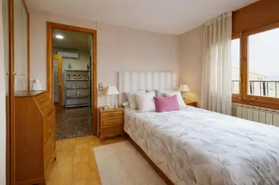 Cama o camas de una habitación en Casa Dalia grande y luminosa con terraza y garaje en pueblo tranquilo