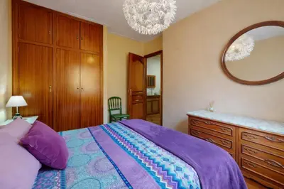 Cama o camas de una habitación en Casa Dalia grande y luminosa con terraza y garaje en pueblo tranquilo
