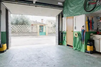 Plano de Casa Dalia grande y luminosa con terraza y garaje en pueblo tranquilo