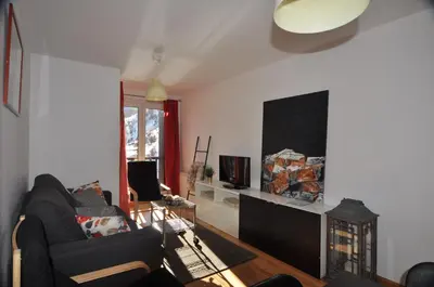 Una televisión o centro de entretenimiento en Apartamentos Tirol