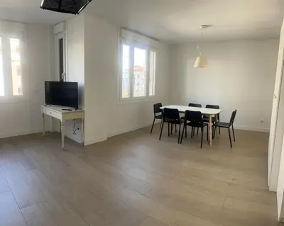 Una televisión o centro de entretenimiento en Apartaments Plaza Príncipe Viana