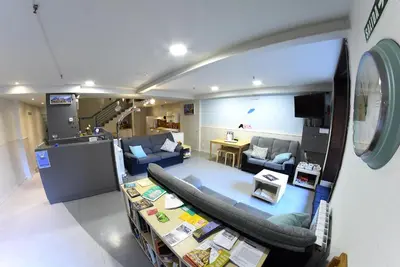 Una televisión o centro de entretenimiento en Plaza Catedral hostel