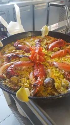 Comida en o cerca de este apartahotel