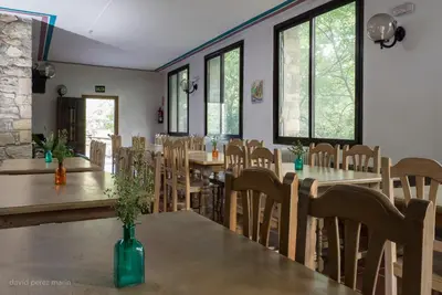 Un restaurante o sitio para comer en Albergue Casa Salinas
