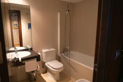 Un baño de SNÖ Hotel Ciudad de Sabiñánigo
