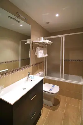 Un baño de Apartahotel La Corrala