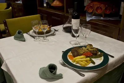 Comida en o cerca de este hotel