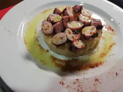 Comida en o cerca de este hotel
