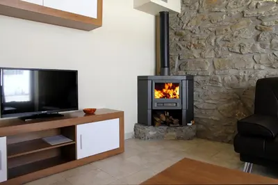 Una televisión o centro de entretenimiento en Casa Rural Primorena Txiki