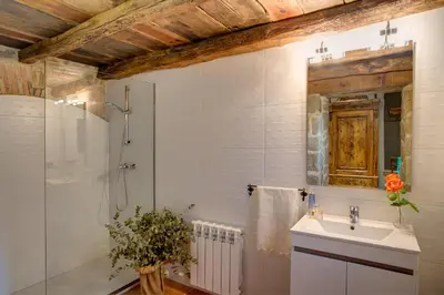Un baño de Torre Caïm