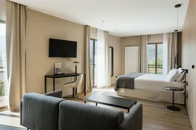 Una televisión o centro de entretenimiento en Hotel Terradets
