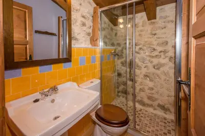 Un baño de Mas De Rogelio