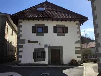 Edificio en el que se encuentra el hostal o pensión