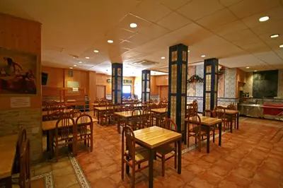 Un restaurante o sitio para comer en Hotel Paris Centro