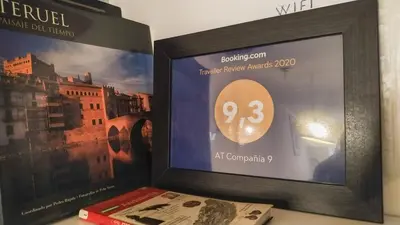 Certificado, premio, señal o documento que está expuesto en AT Compañía 100 m2 2 WC
