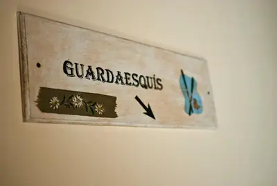 Certificado, premio, señal o documento que está expuesto en Hostal Parque Natural