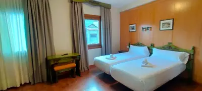 Cama o camas de una habitación en Edelweiss Hotel