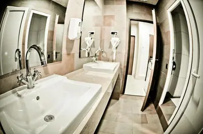 Un baño de Be Zaragoza Hostel
