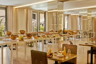 Un restaurante o sitio para comer en Pamplona Catedral Hotel