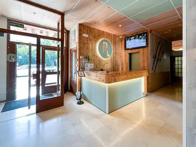 Una televisión o centro de entretenimiento en Pey Resort