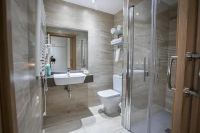 Un baño de Hotel Victor