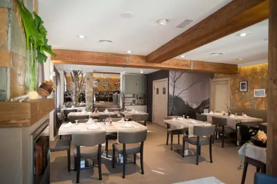 Un restaurante o sitio para comer en Hotel Victor