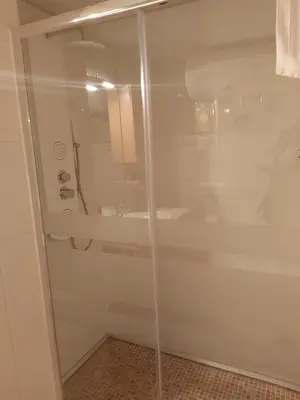 Un baño de Apartamentos Alcañiz, Ana