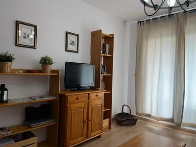 Una televisión o centro de entretenimiento en Acogedor Apartamento En Huesca