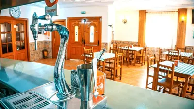 Un restaurante o sitio para comer en Hotel Restaurante Caracho