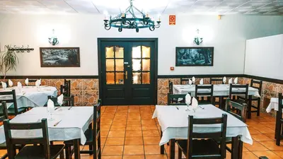 Un restaurante o sitio para comer en Hotel Restaurante Caracho
