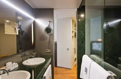 Un baño de Hotel Reina Petronila