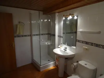 Un baño de Apartaments La Canal