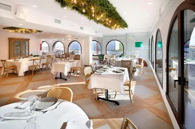 Un restaurante o sitio para comer en Hotel El Cobertizo