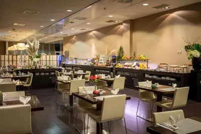 Un restaurante o sitio para comer en Hotel Diagonal Plaza