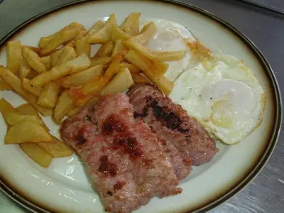 Comida en o cerca de este hotel
