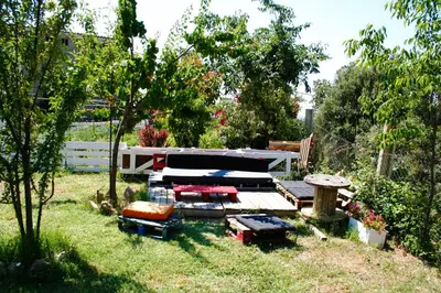 Jardín al aire libre en Tantaka - Albergue Los Meleses