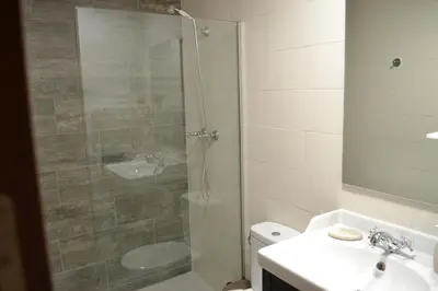 Un baño de La Llacuna