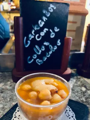 Comida en o cerca de este hotel